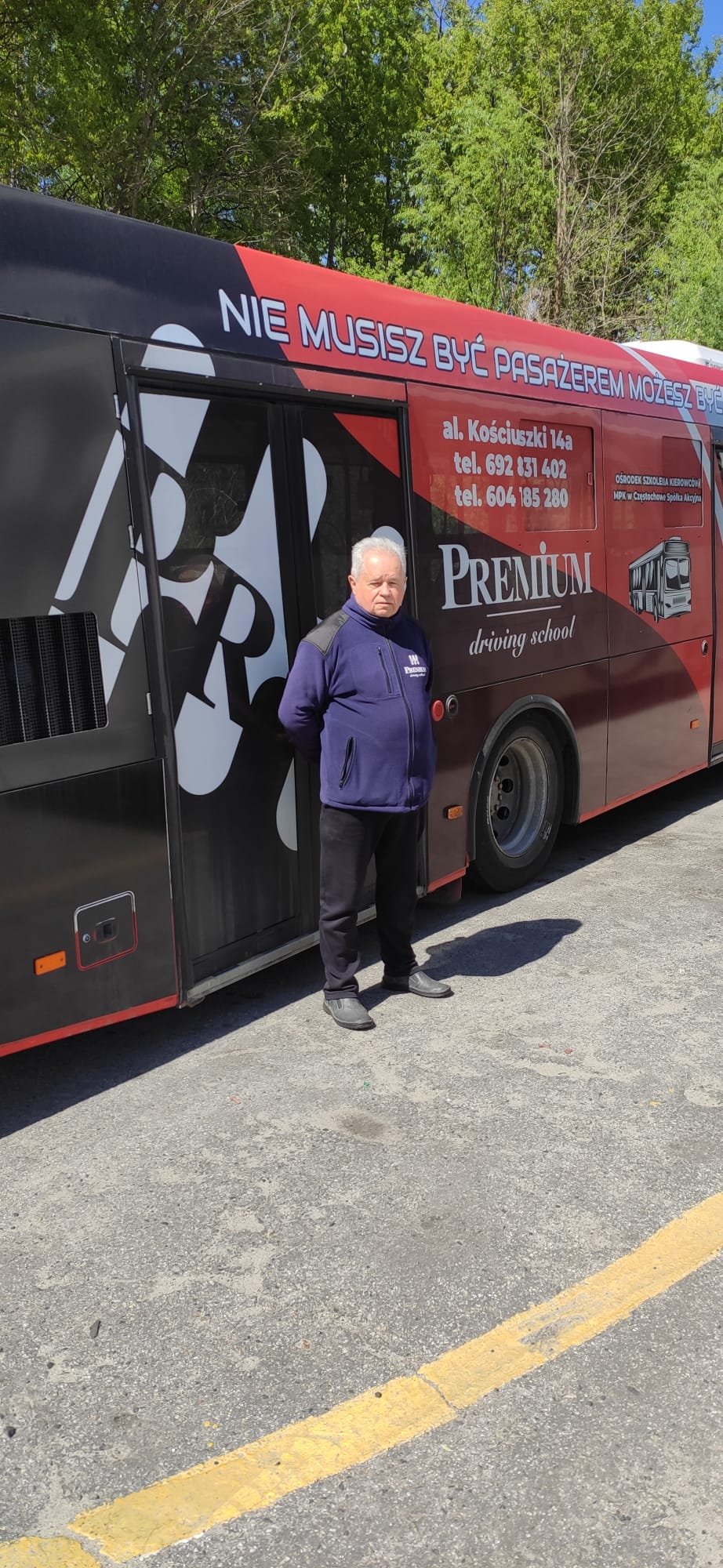 Doświadczony instruktor jazdy ciężarówkami i autobusami, ceniący spokój i dokładność.