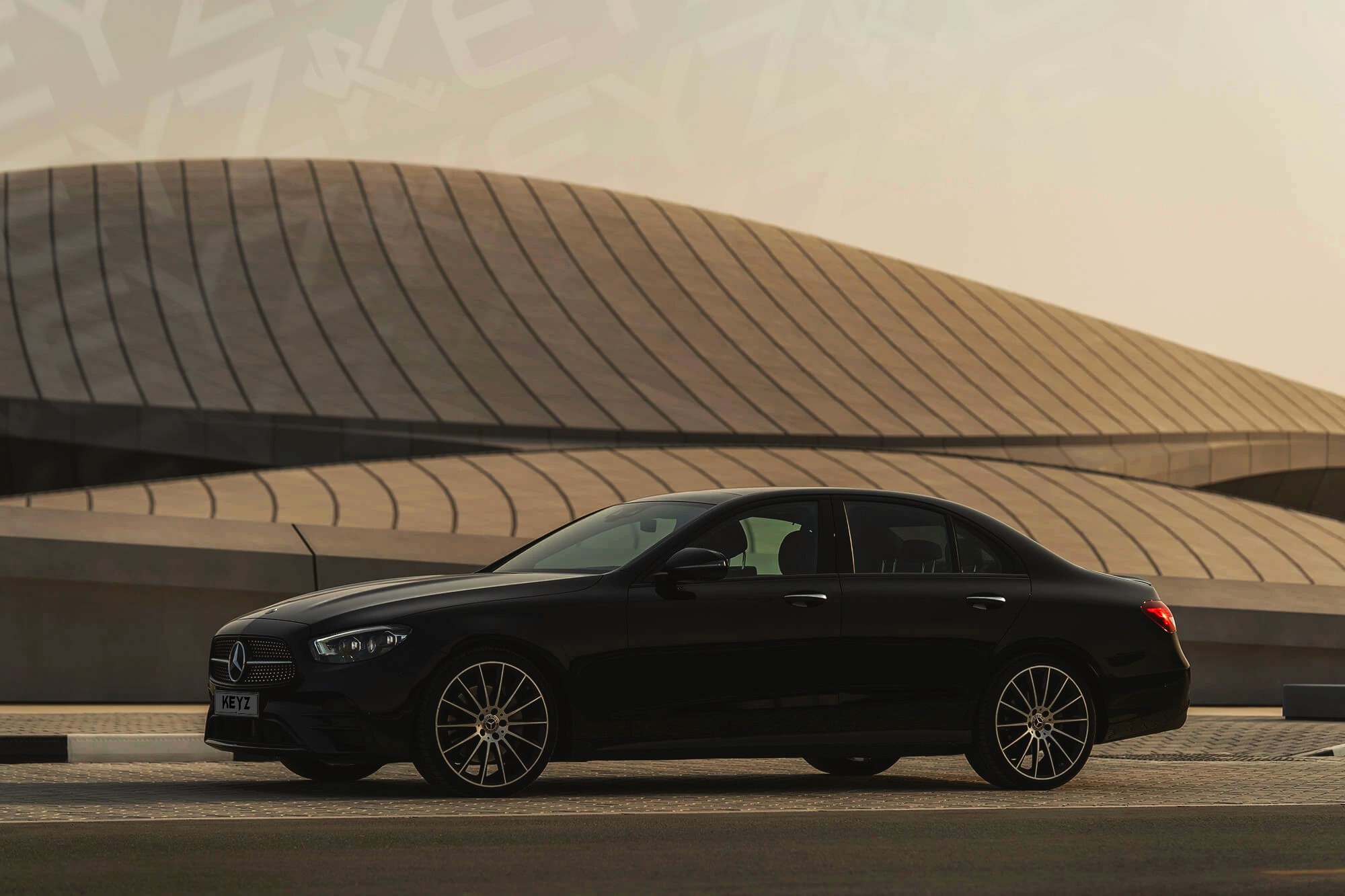 Vue extérieure Mercedes E300 Noir – Location Berline à Dubaï | Keyz Rent