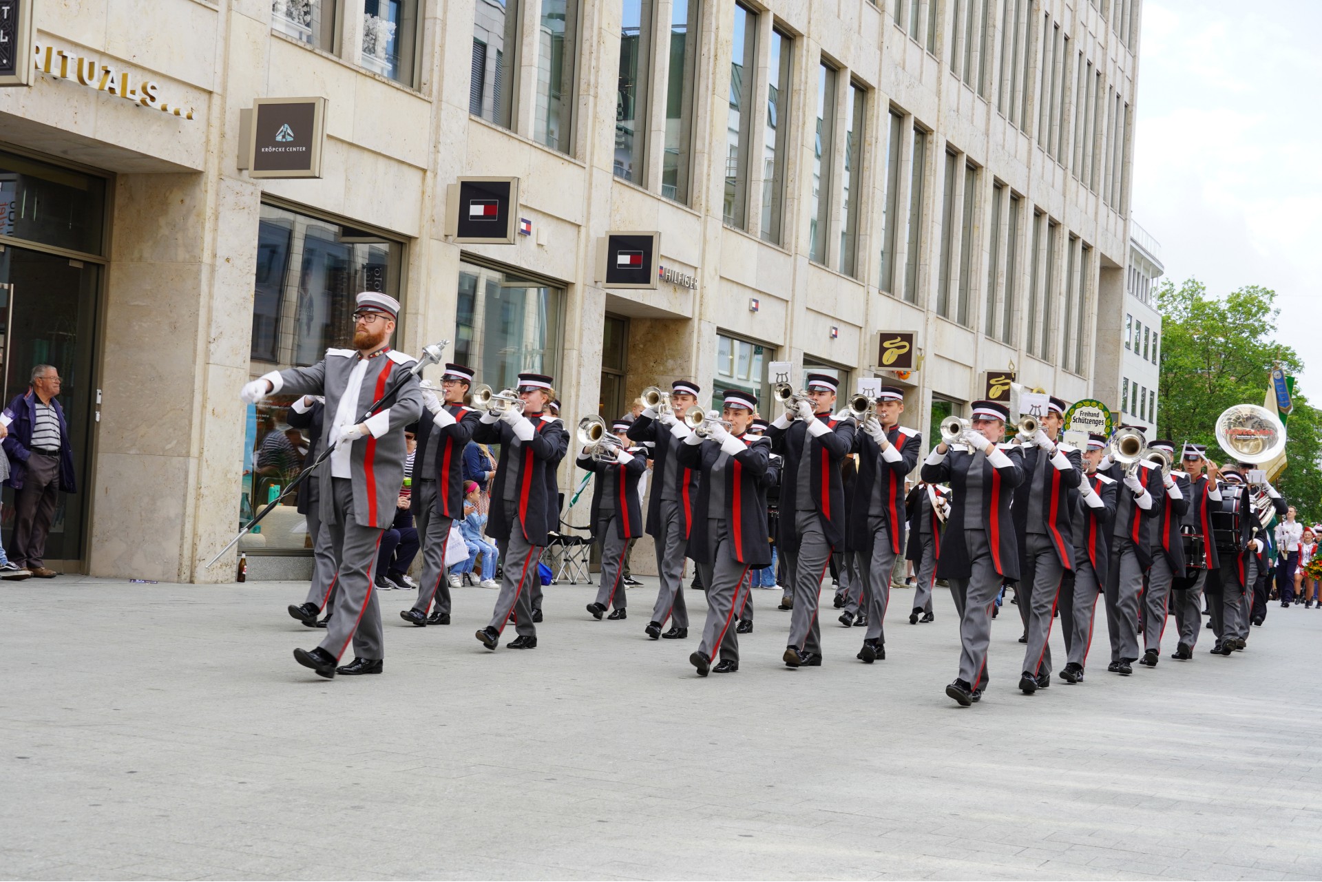 Die Leinegarde marschiert durch die Stadt
