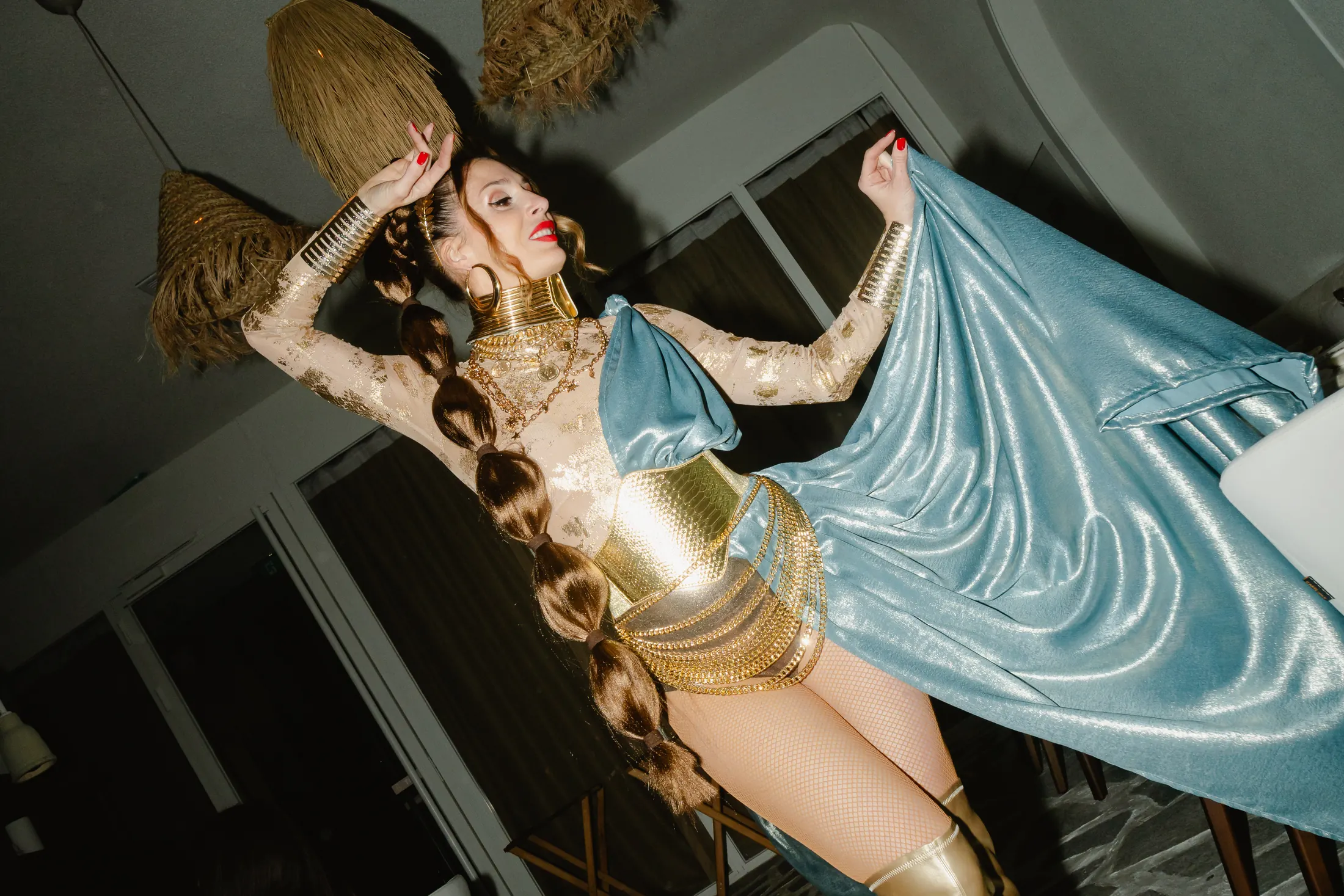 Une artiste en costume lors d'un show live au restaurant.