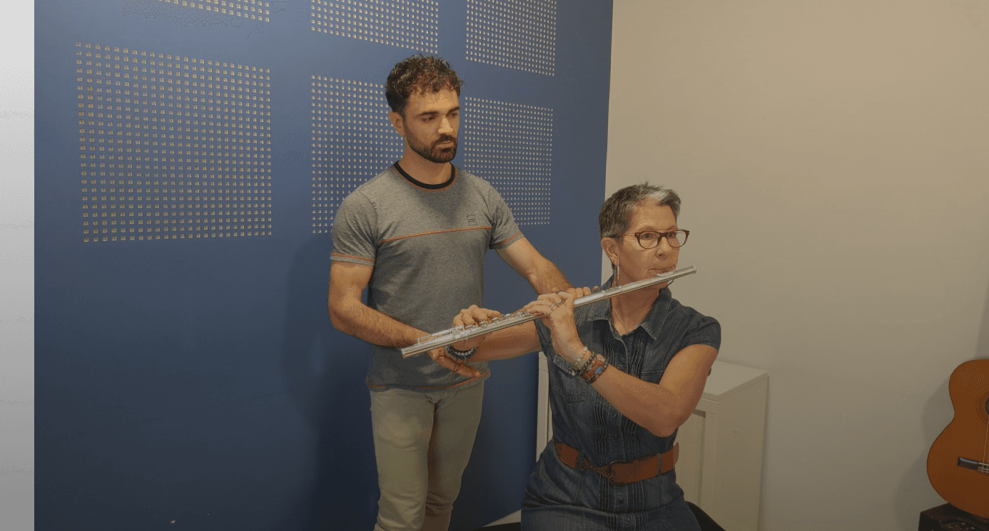 Kinésithérapeure qui ajuste la posture d'un musicien violoniste