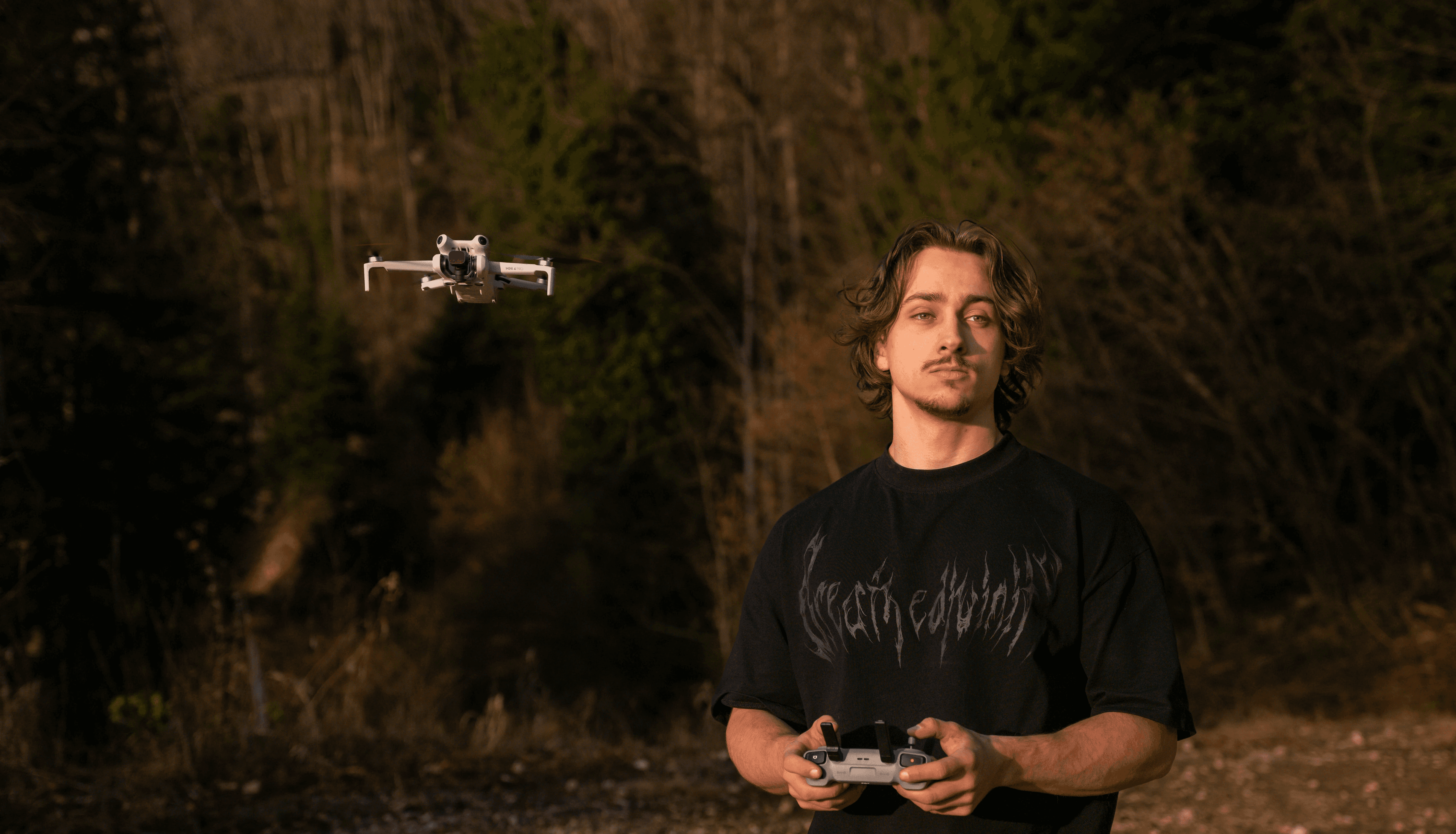 Vidéaste à Grenoble filmant au drone