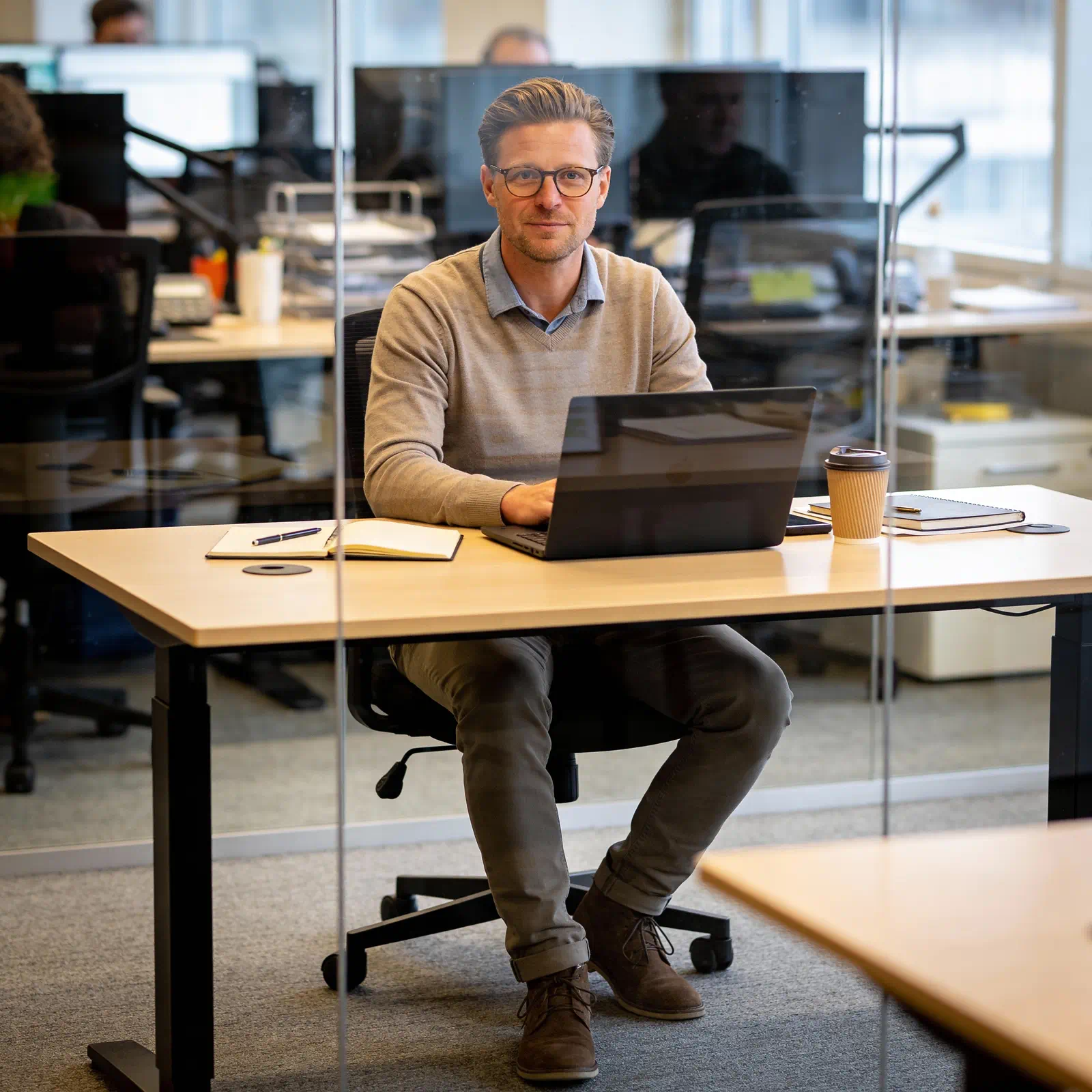 Ervaren outbound-specialist werkt geconcentreerd aan het voorbereiden van B2B-gesprekken met beslissers.