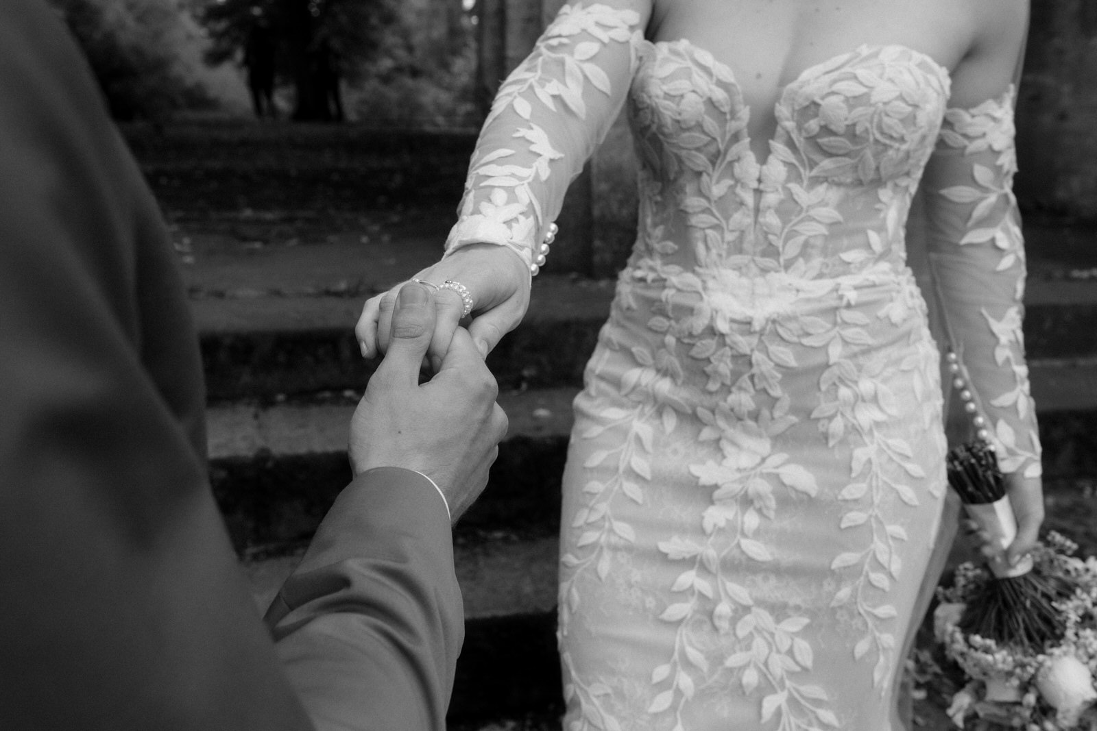 Nahaufnahme von Braut und Bräutigam Hand in Hand