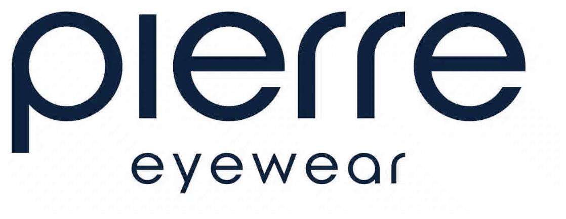 Logo ufficiale Pierre Eyewear in blu scuro, formato da un lettering minuscolo ampio, morbido e contemporaneo, accompagnato dalla parola “eyewear”. Il marchio nasce nel 2007 quando il designer Pierre Cariven presenta la sua prima collezione ottica, trasformando una passione coltivata fin dall’infanzia per moda, materiali, forme e combinazioni cromatiche in un progetto indipendente. Pierre Eyewear considera l’occhiale non soltanto una protesi visiva, ma un oggetto dotato di anima, capace di dialogare con il volto e mettere in risalto la personalità di chi lo indossa. Le collezioni sperimentano forme atipiche, proporzioni, spessori, materiali nobili e colori esclusivi, mantenendo un approccio anticonformista ma attento alla portabilità e al comfort. La produzione valorizza il sapere degli atelier francesi e italiani, la manifattura locale e una lunga catena di lavorazioni specializzate. Brand selezionato da Ottica Dentella per chi cerca occhiali indipendenti, artistici, originali e accessibili.