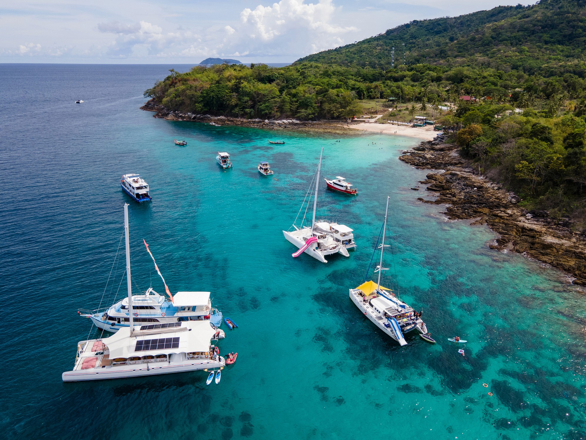 photography of dam during daytime