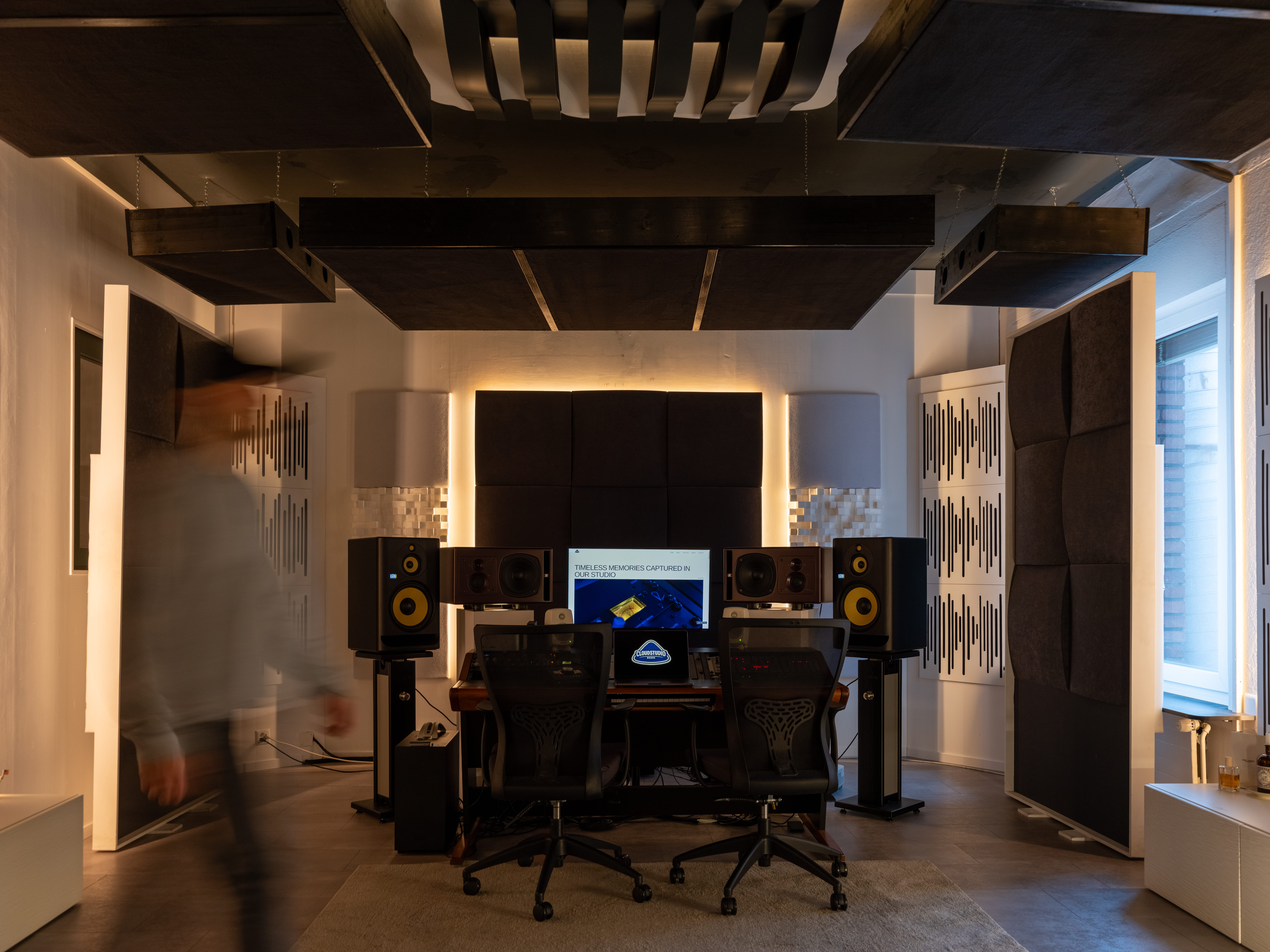 black and gray microphone stand