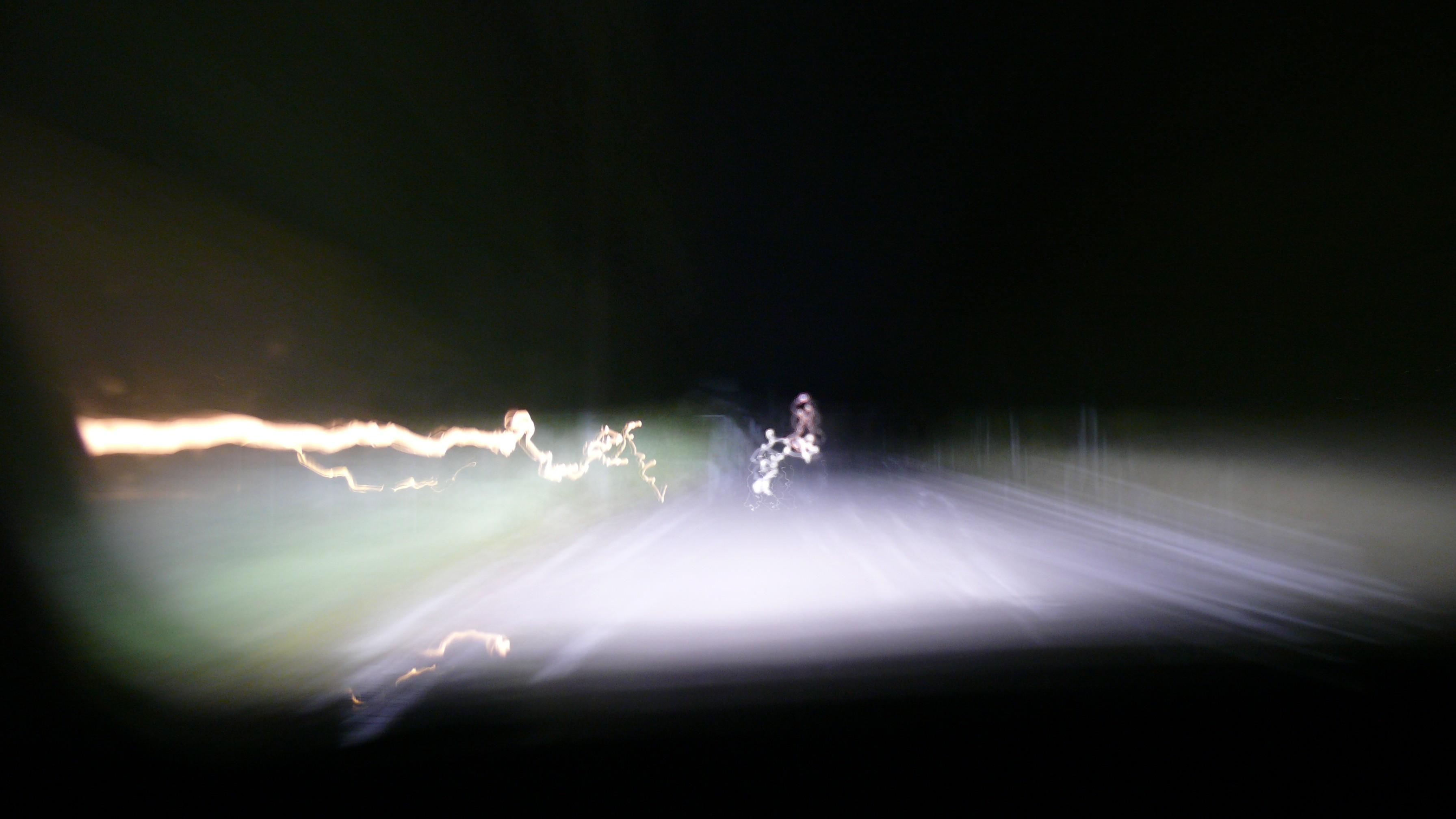 Verschwommene Lichter durch die Frontscheibe