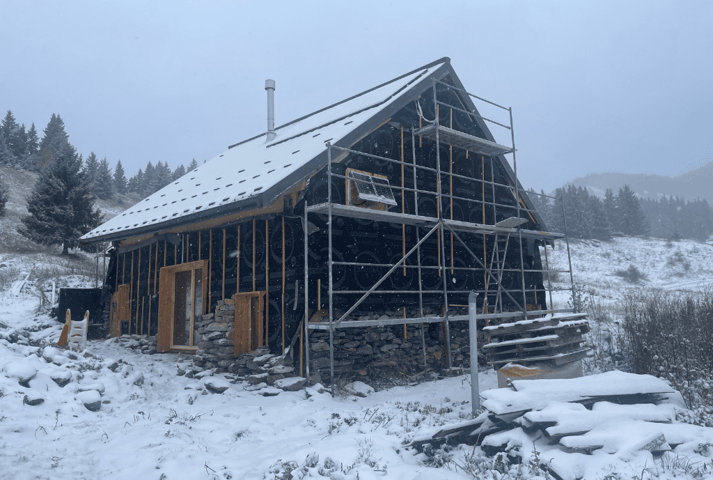 Photo d'une maison à Maurienne en France équipée de panneaux photovoltaïques dont l'installation a été faite par Solarock.