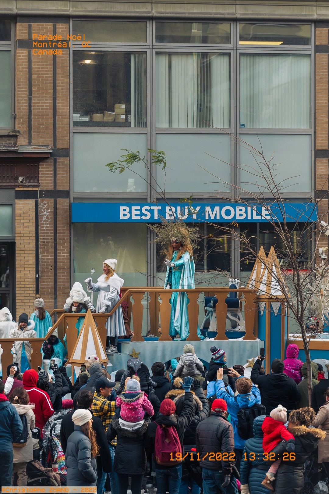 Char décoré avec des figures hivernales pendant la parade de Noël à Montréal.