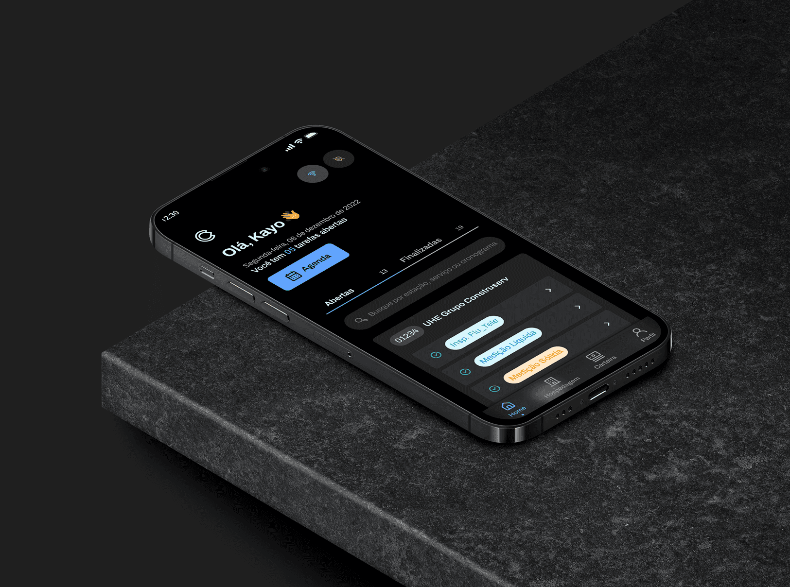 Mockup mostrando um celular com o aplicativo Inspeções e Medições em cima de uma pedra de mármore preta