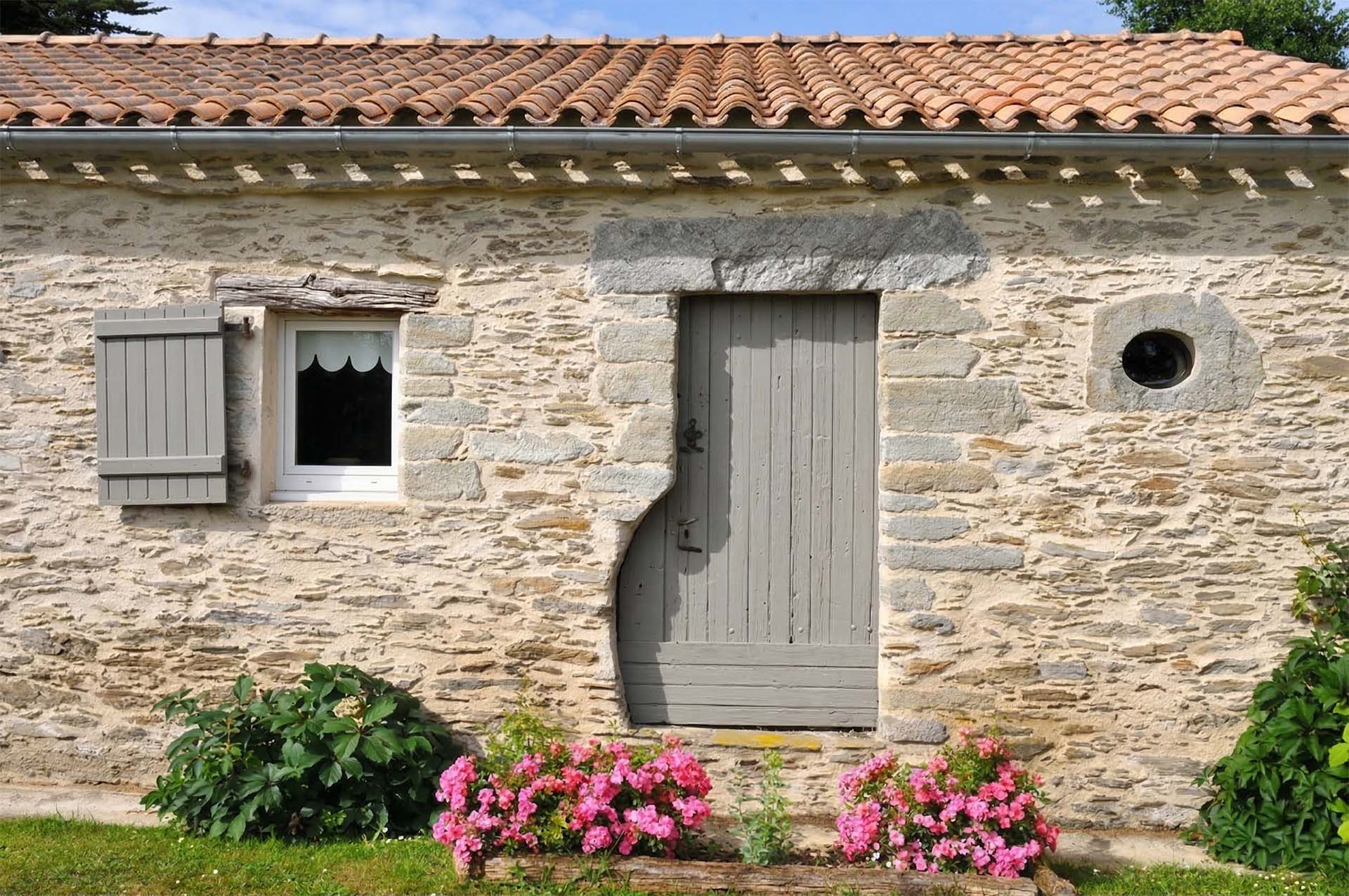 Entrée privative de la chambre d'hôtes Le Clos de la Hourserie, façade en pierre à Pornic