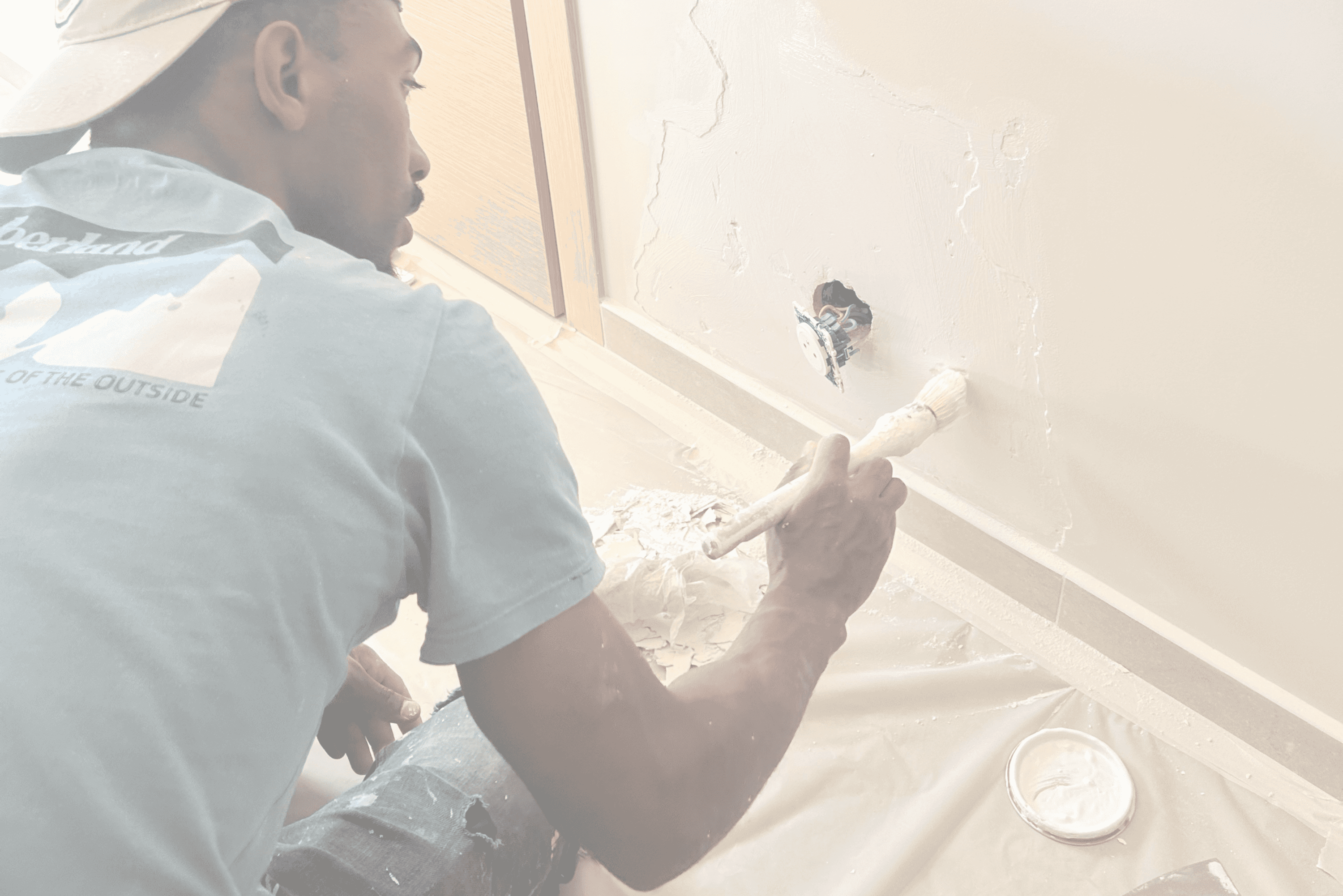 Nel Peinture Batiment intervenant rapidement sur un chantierpour redonner de l'éclat au mur ayant subit un dégat des eaux