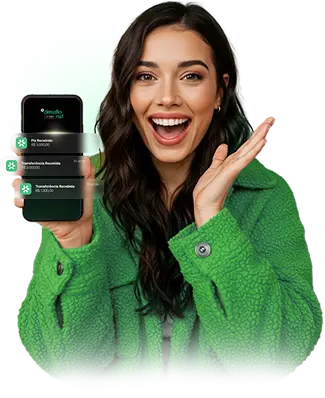 Nutricionista feliz olhando notificações no seu celular