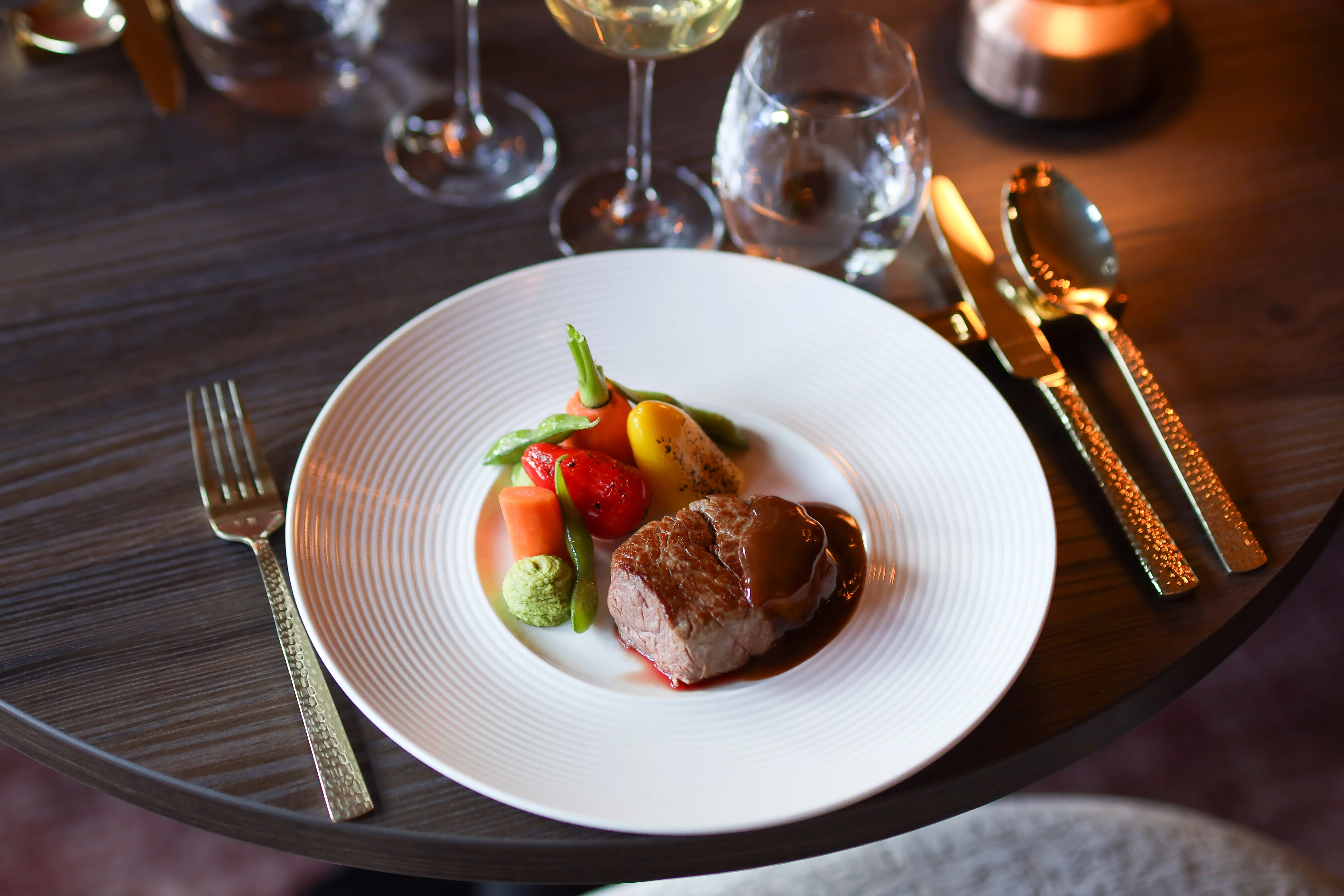 Tafel met vlees gerecht