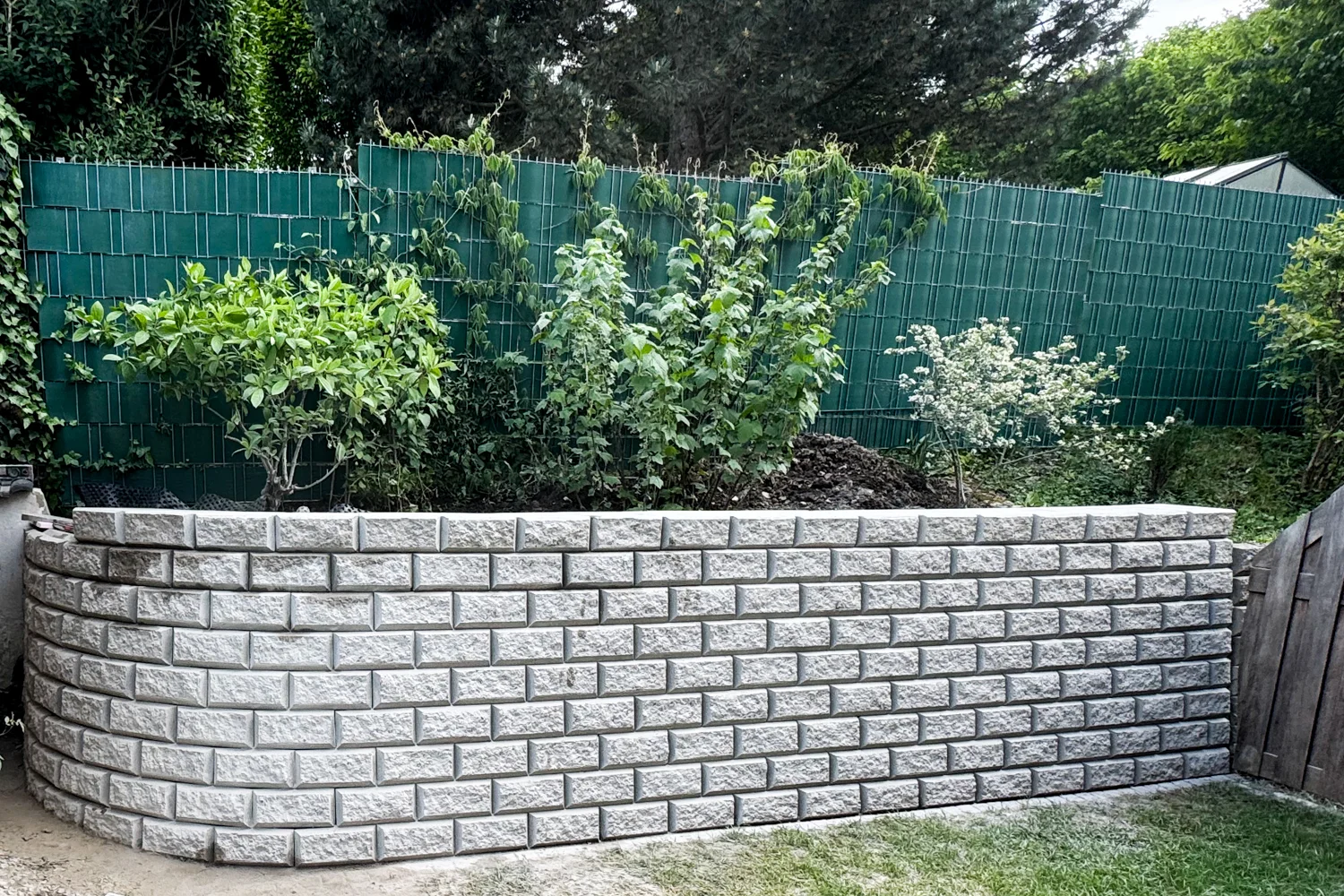 Stützmauer aus Betonsteinen im Garten in Köln