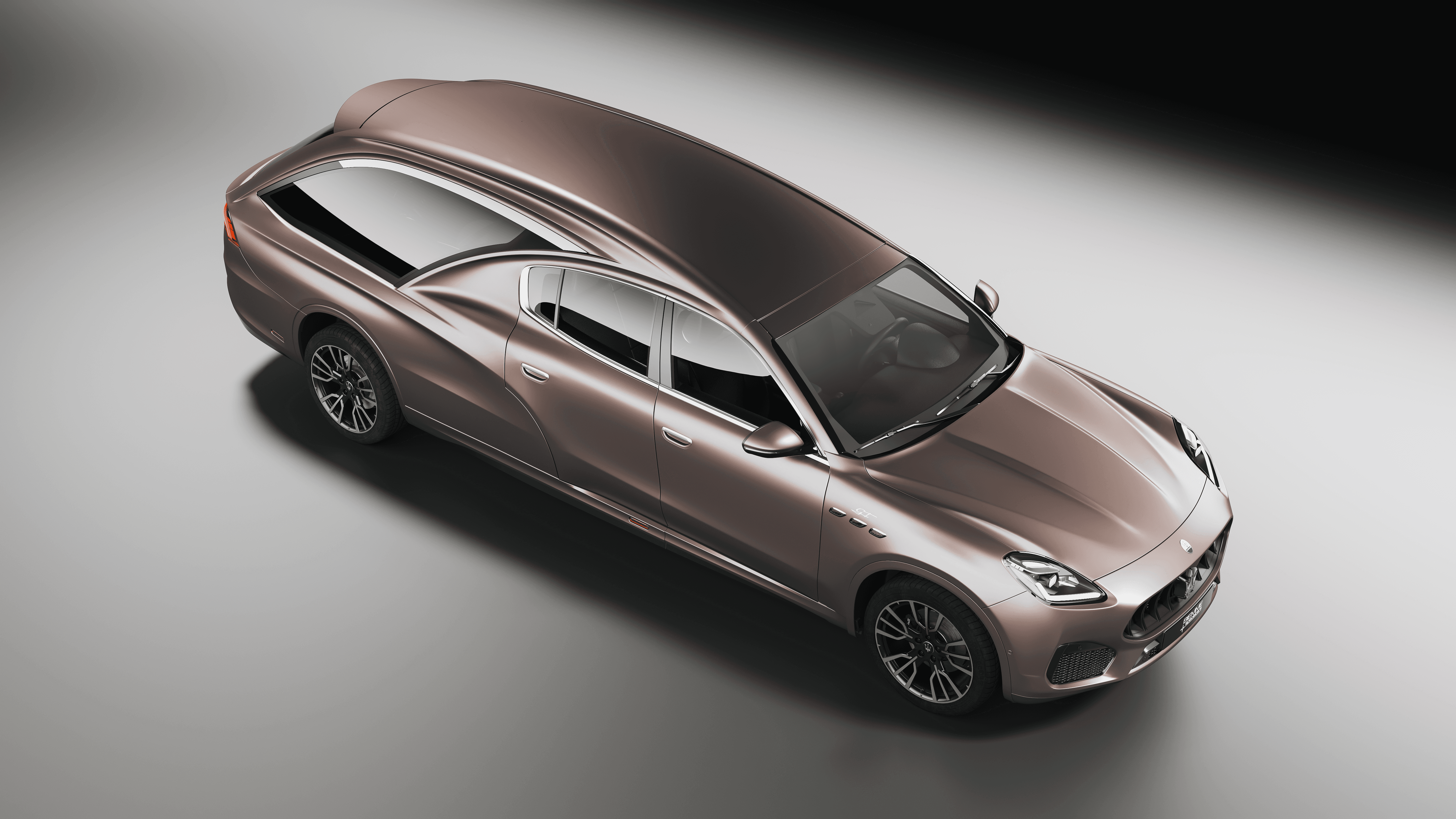 Vista 3/4 dall'alto di carro funebre Maserati color bronzo