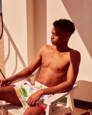 Dans le lookbook de la marque Danoise Another Aspect, le mannequin porte un costume gris et une chemise blanche