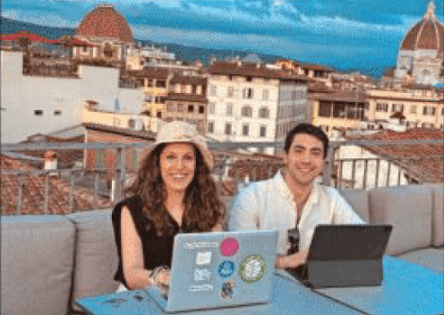 La pareja emprendedora tras Start Up de formación corporativa.