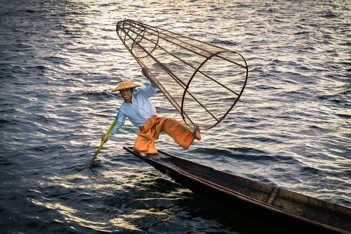 Pescador tradicional en el lago Inle de Myanmar