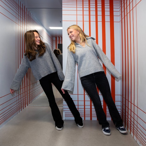 Ebben a teremben nem is olyan könnyű egyenesen állni.