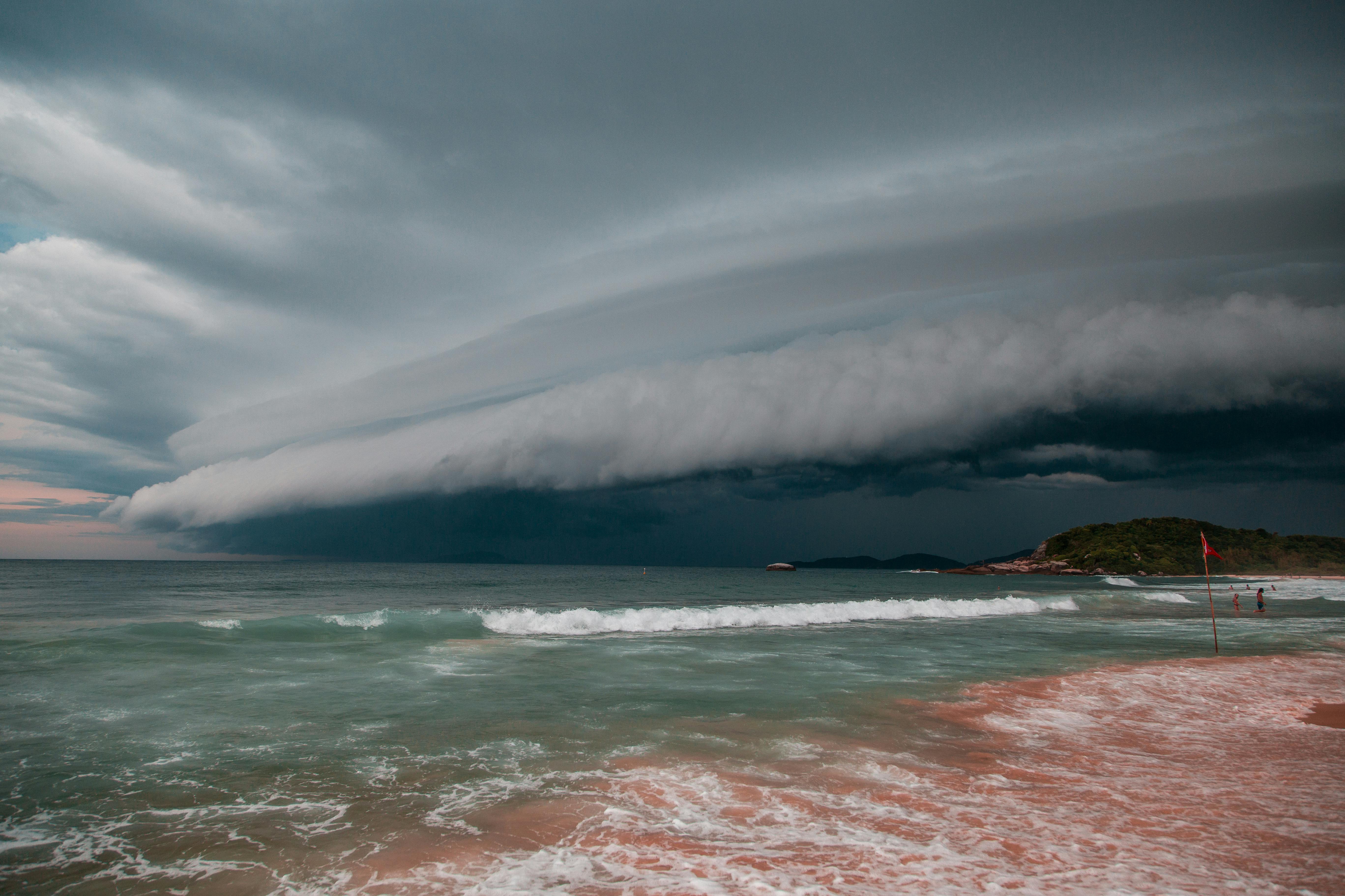 Mare Sotto Il Cielo Drammatico Bianco