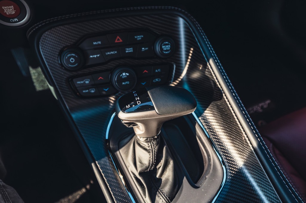 The image depicts a car's dashboard control panel, featuring various buttons and dials for starting, stopping, mute, screen, launch, and additional controls like A and M+.
Le contenu généré par l’IA peut être incorrect.