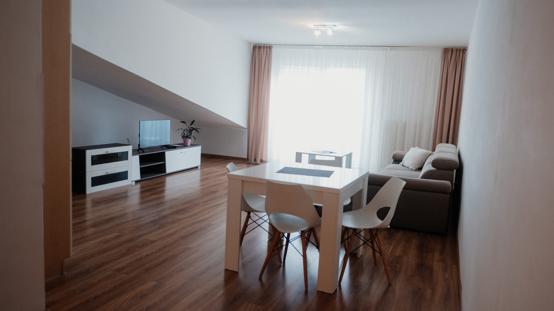 Apt Lux Room 2
