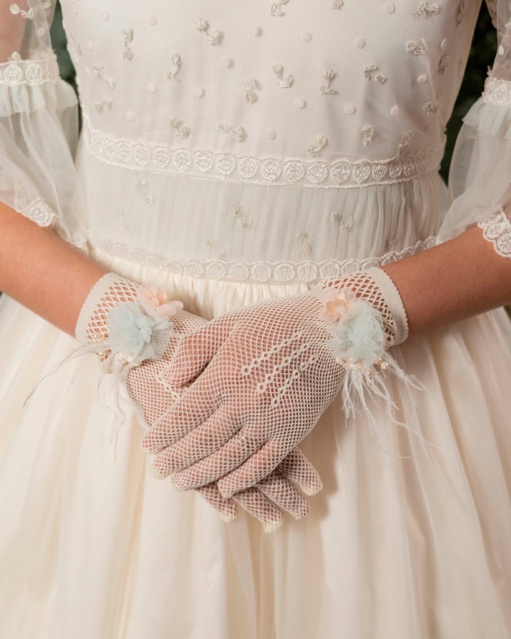 Fotografía de close up mostrando el detalle del vestido y sus costuras hechas a mano