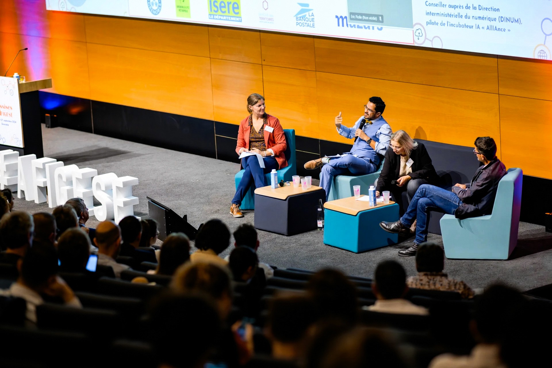 Table ronde finale dans l'amphithéatre du world trade center devant le public.