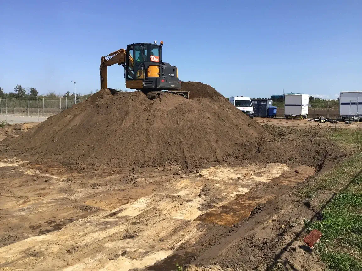 maskine på toppen af jordbunke