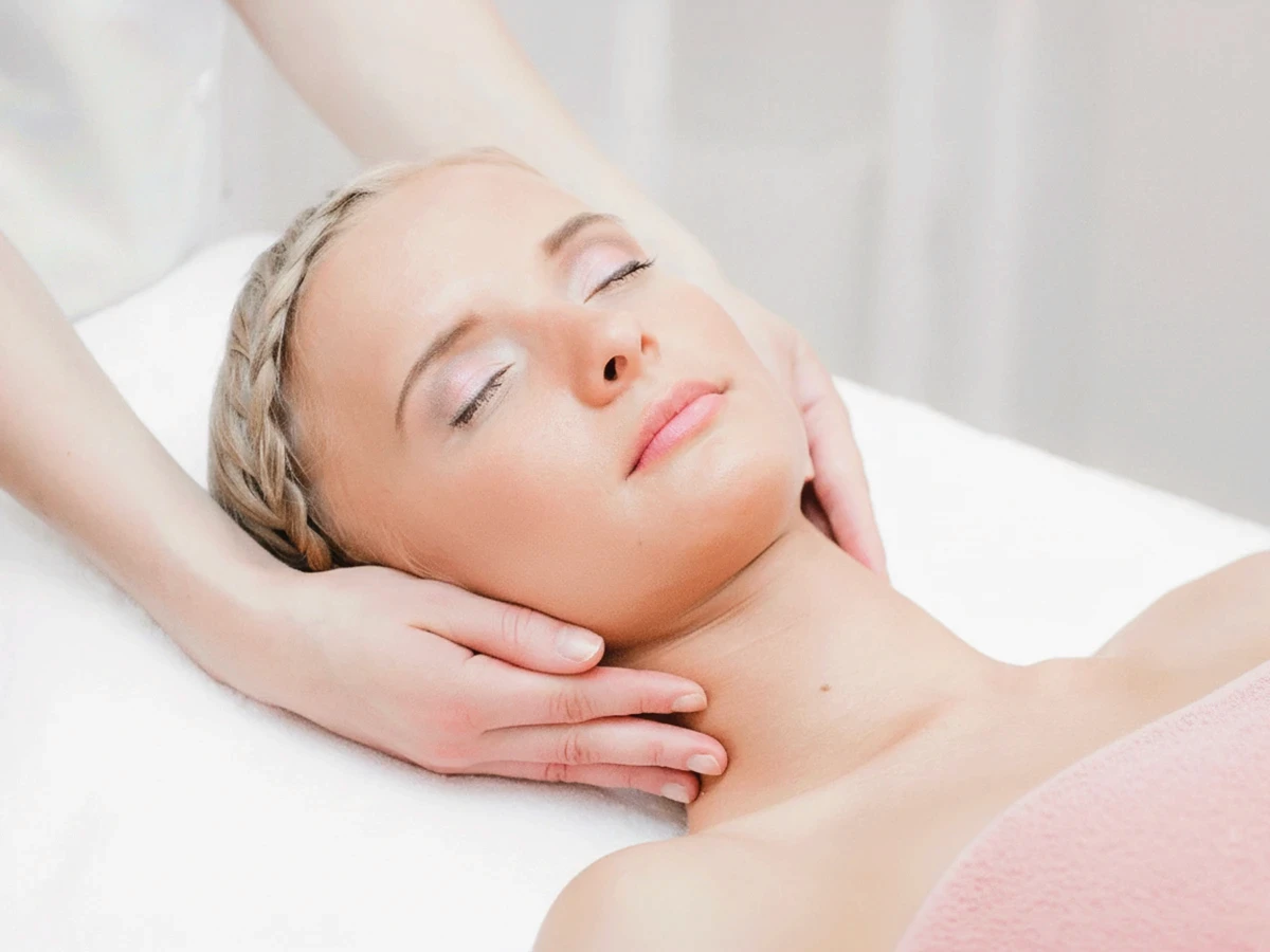 Relaksējoša sejas masāža ādas mikrocirkulācijas uzlabošanai