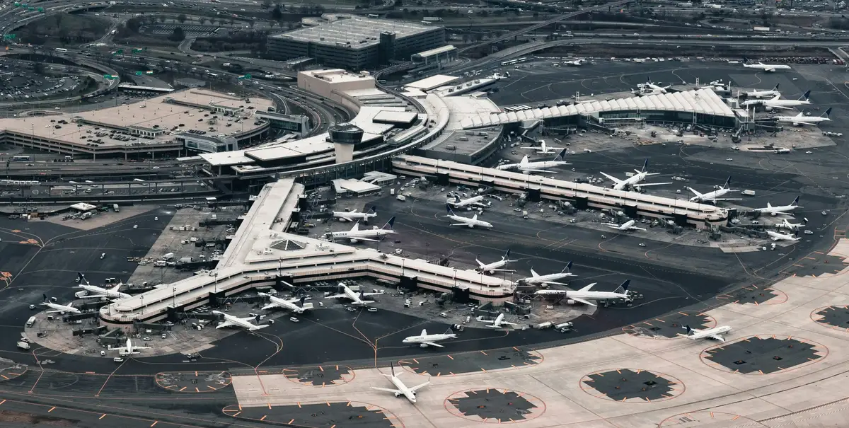 pista dell'aeroporto e aeroplani