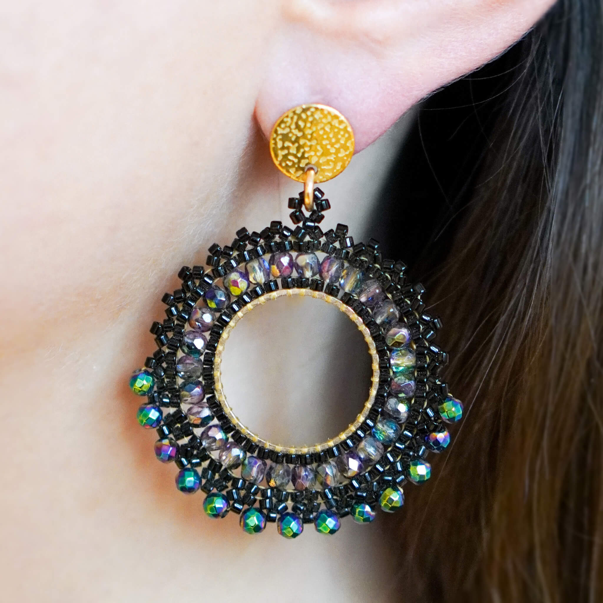 Kolczyki na bazie z koła ręcznie robione czarne z efektem benzyny