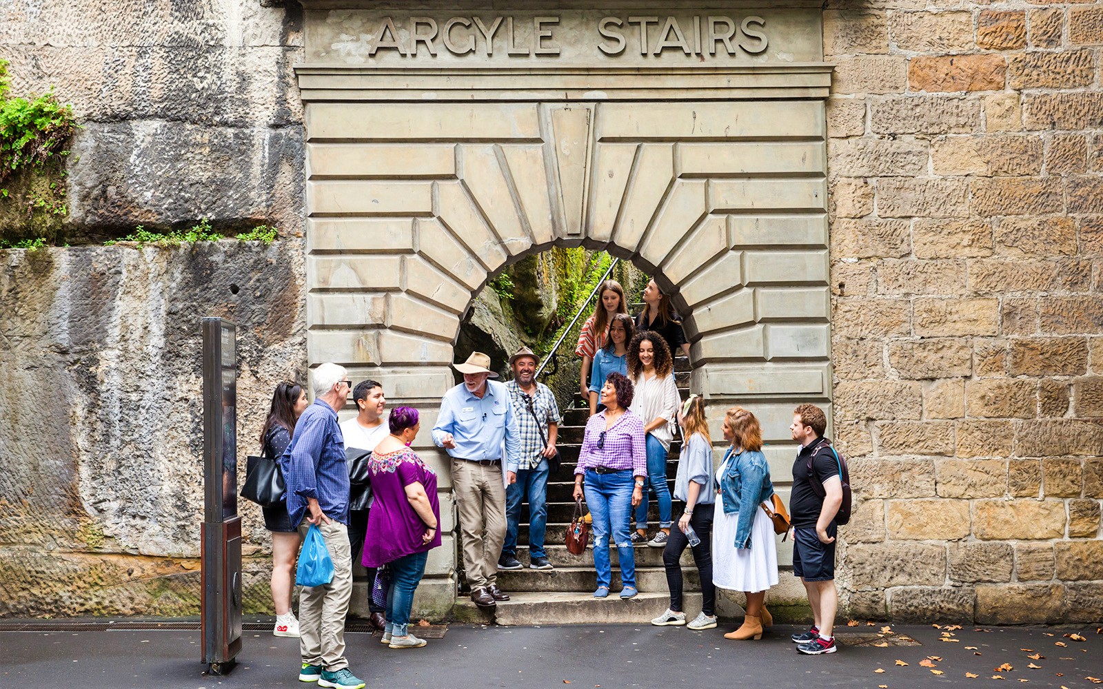 Gruppo di turisti ai Argyle Stairs, Sydney, parte delle attrazioni del Go City Explorer Pass.