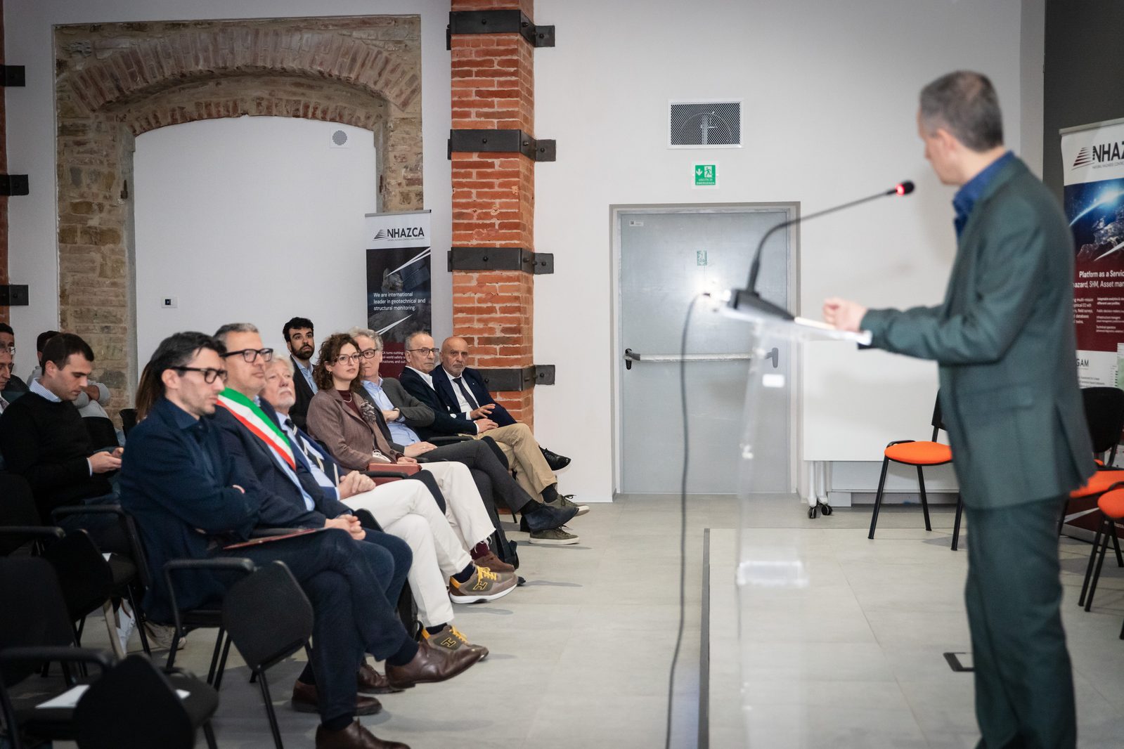 Presenza di amministratori locali e pubblico in sala