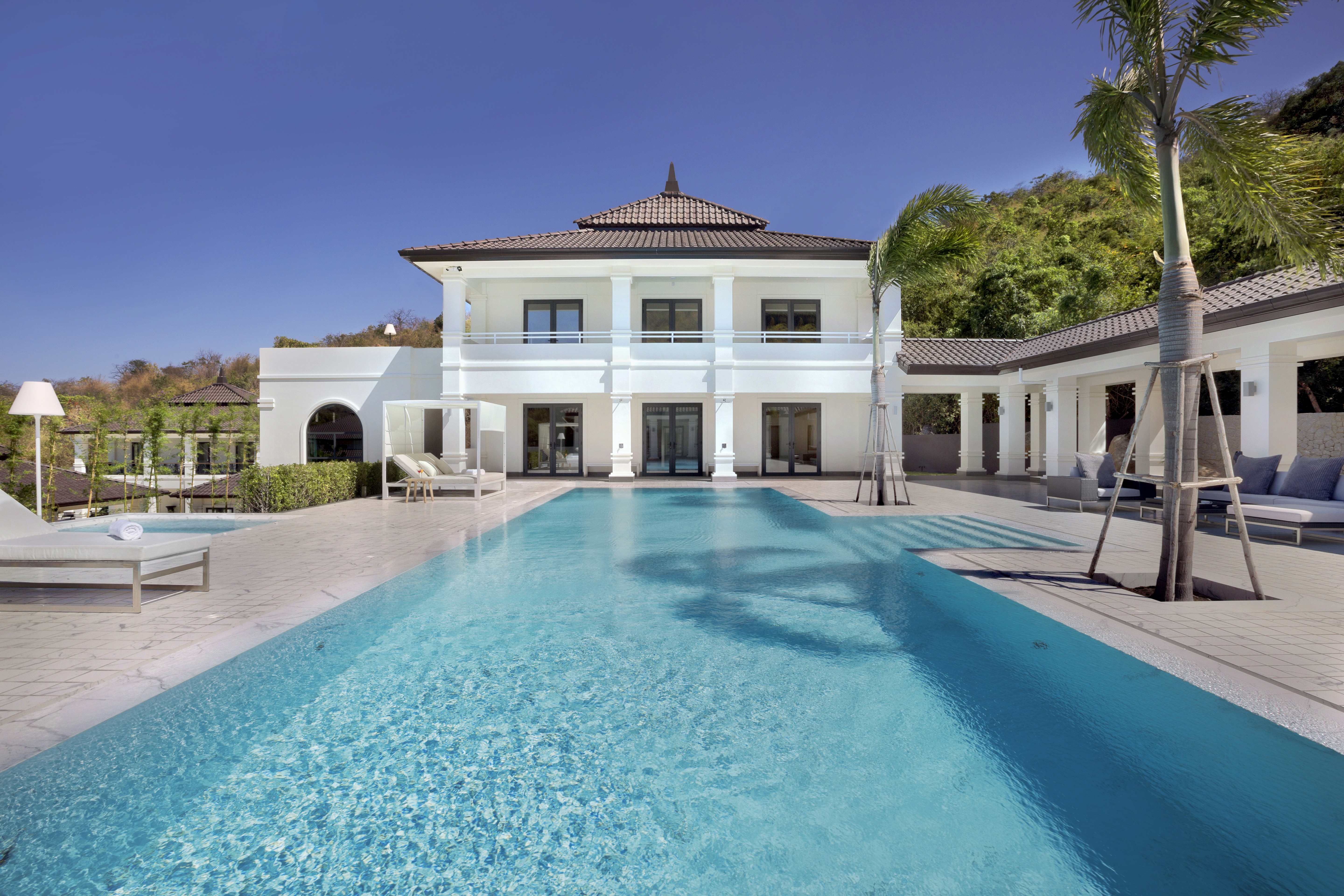 Lavish Hotel