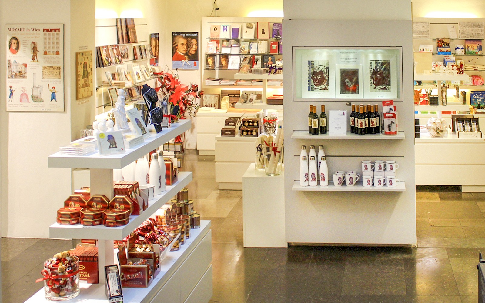 Negozio di souvenir al Mozarthaus di Vienna con articoli e libri a tema Mozart in esposizione.