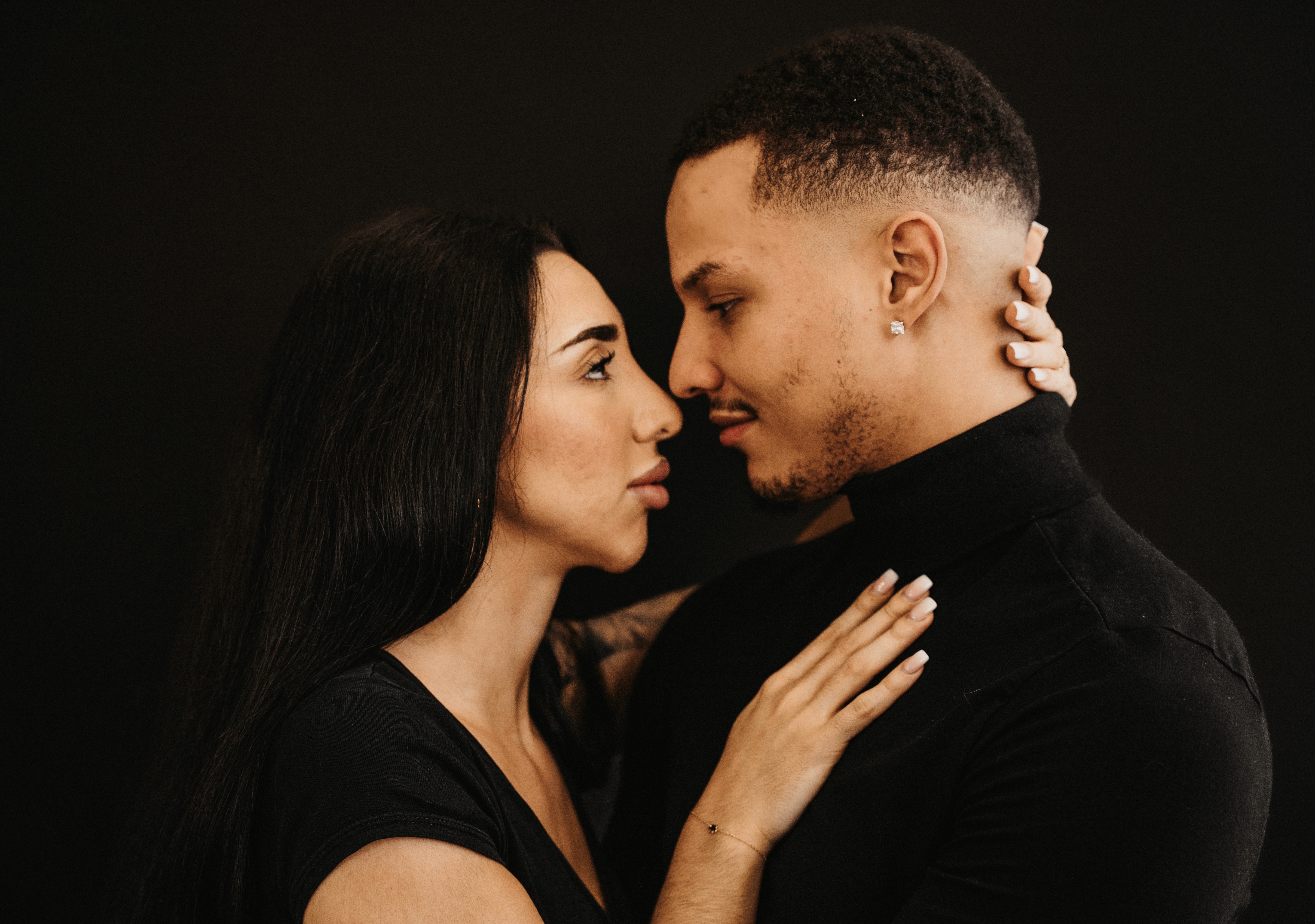 Zwei Freundinnnen sitzen in einem Feld und schauen sich an