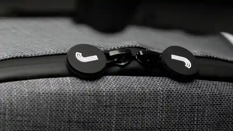 Close-up of the stroller canopy fastener on a JUNIORJONES pushchair.