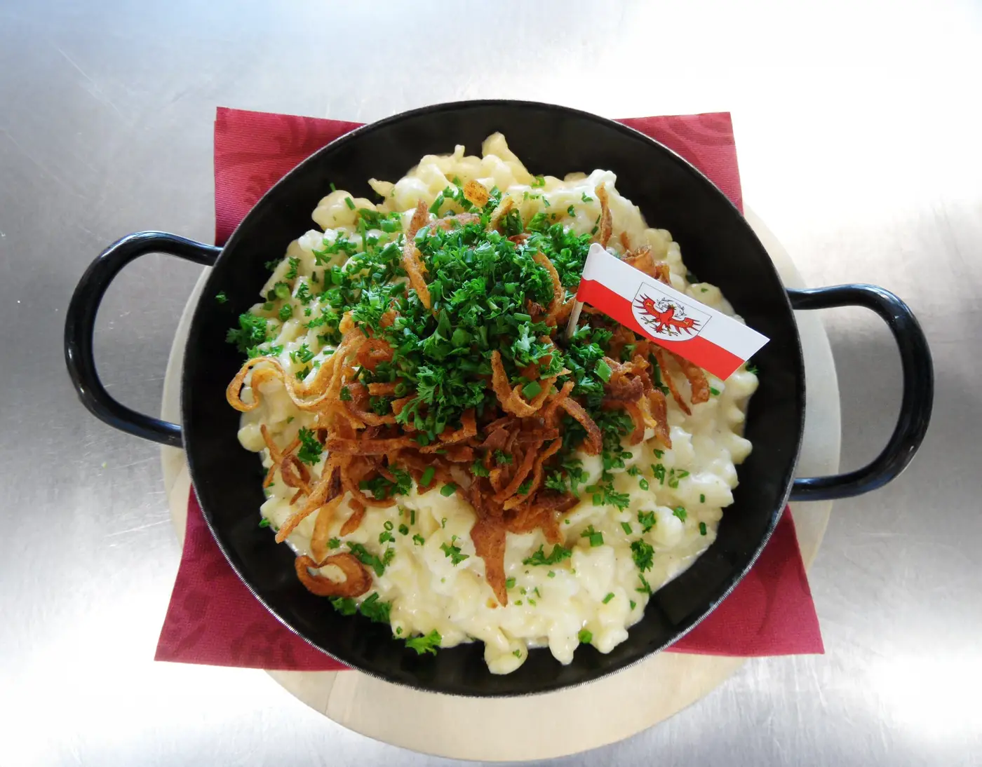 Ein Bild von frisch zubereitetem Käsespätzle auf der Bubis Schihütte.