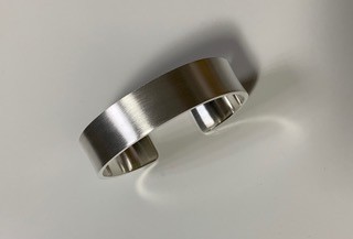 Bracelet jonc large manchette 