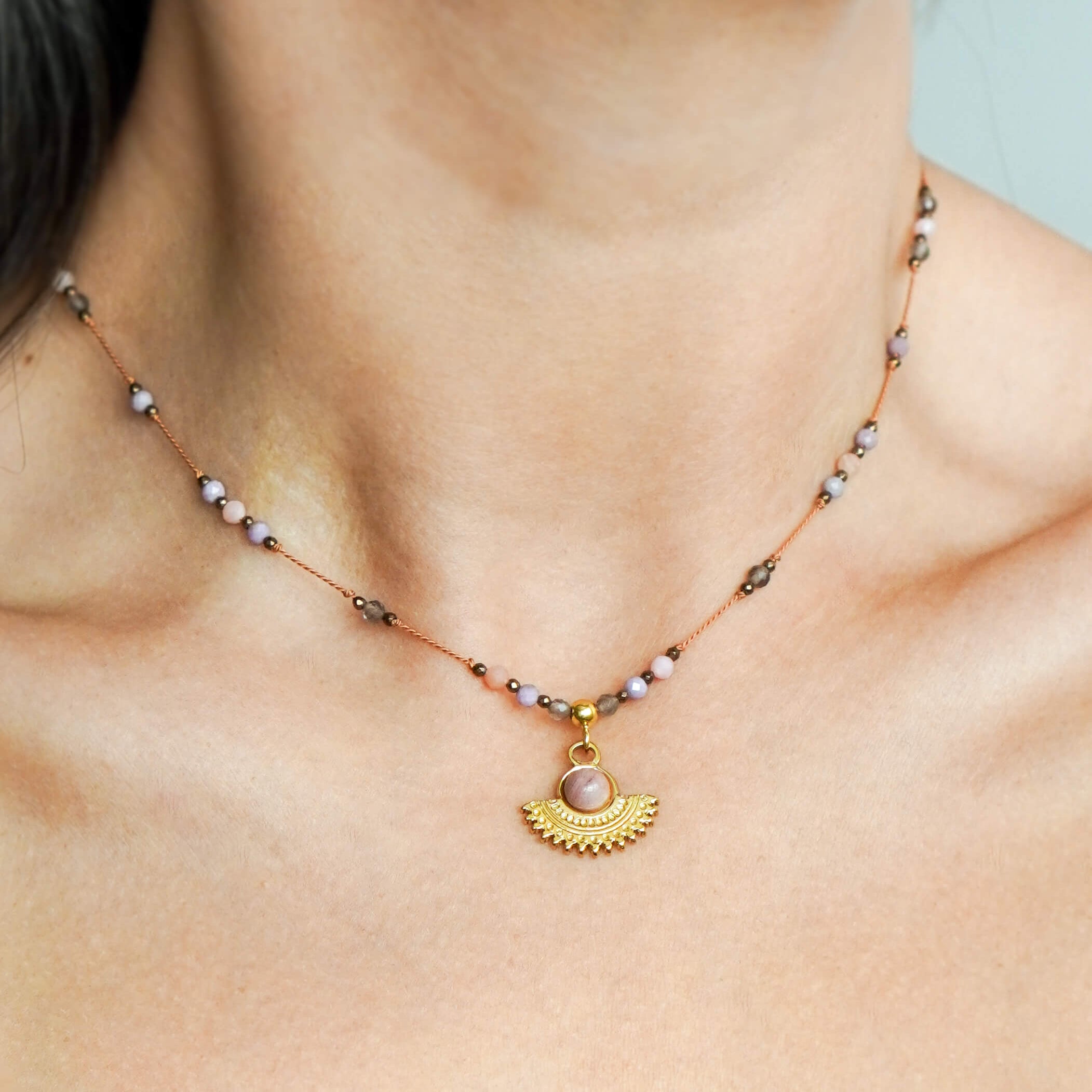 Naszyjnik wachlarz z rodonitem na karmelowej nici jedwabnej