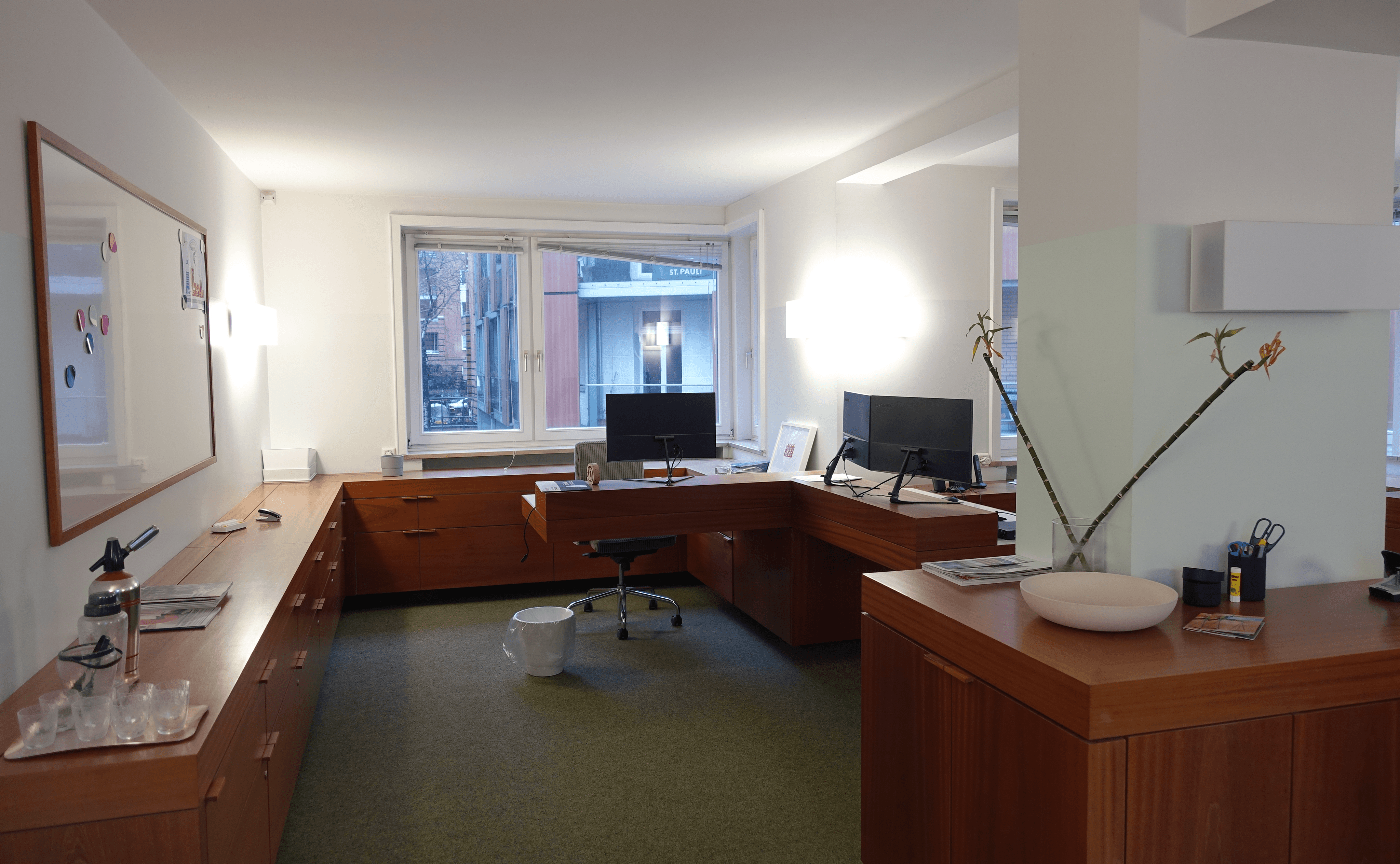 Blick in ein weiter entwickeltes Modell vom teo mit Holz-Regalträgern, Metallregalen und Originalbeleuchtung.