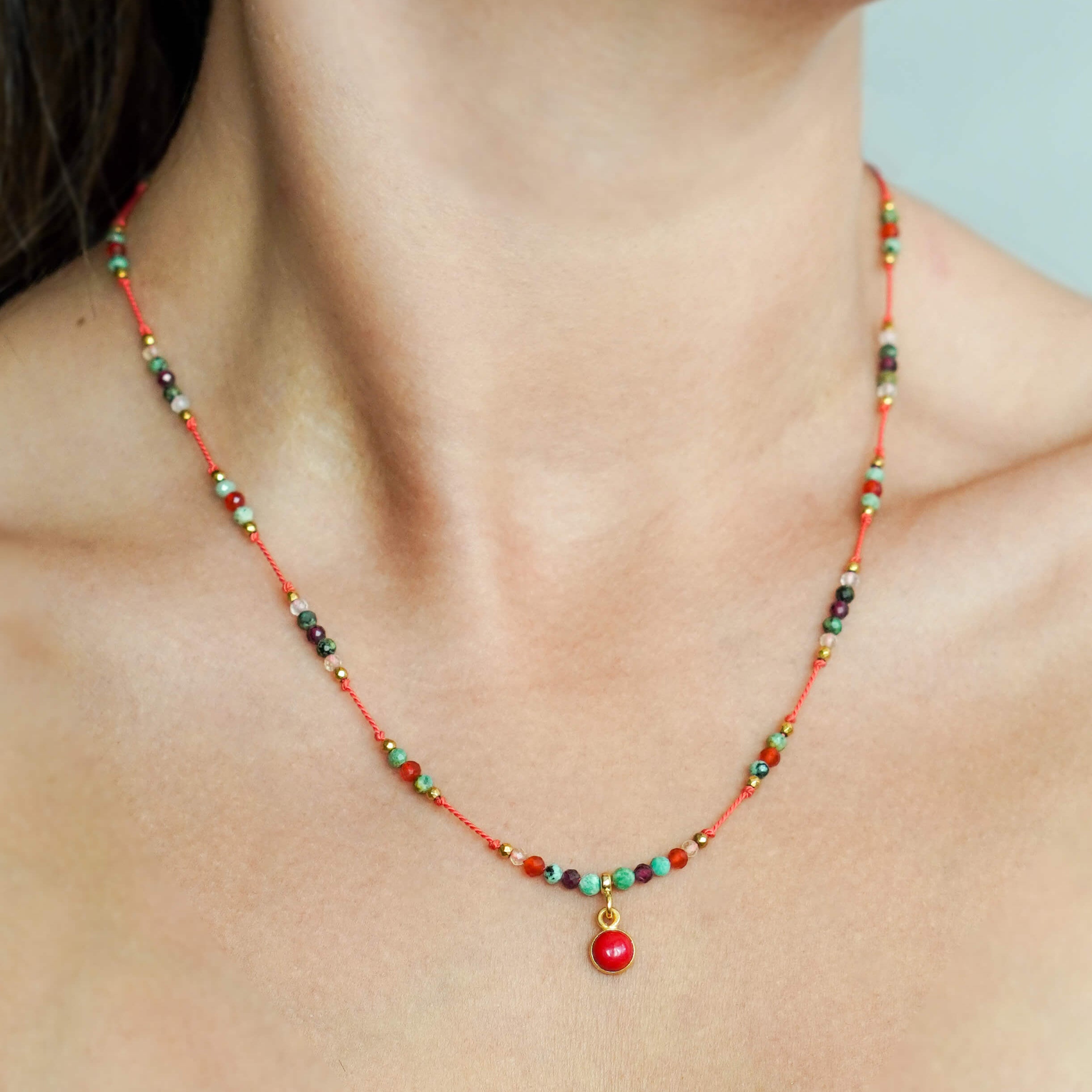 Naszyjnik damski na nici jedwabnej regulowany kamienie naturalne długi