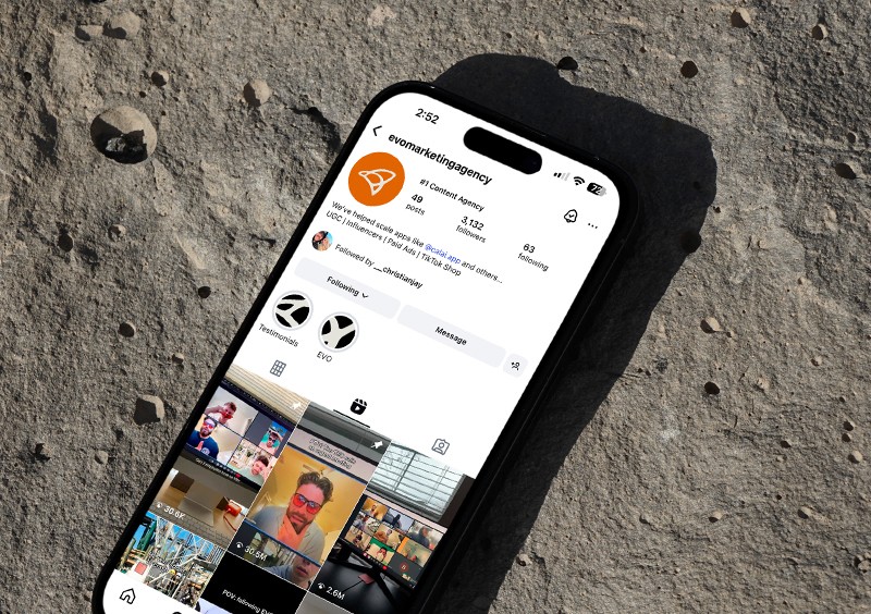 a black cellphone with a white letter on it