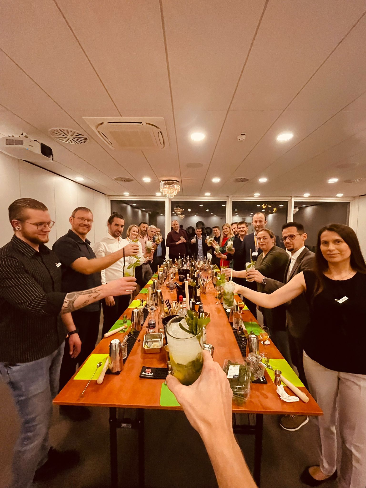 goście weselni bawią się doskonale podczas warsztatów barmańskich z the good bar