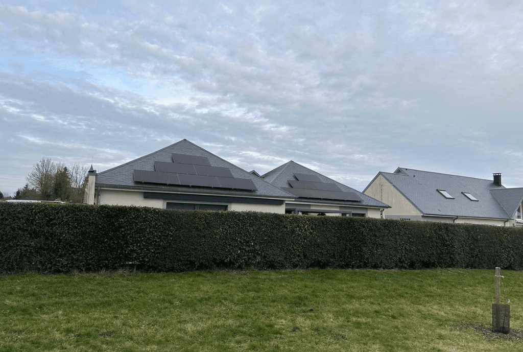 Photo d'une maison à Gentelles équipée de panneaux photovoltaïques dont l'installation a été faite par Solarock.