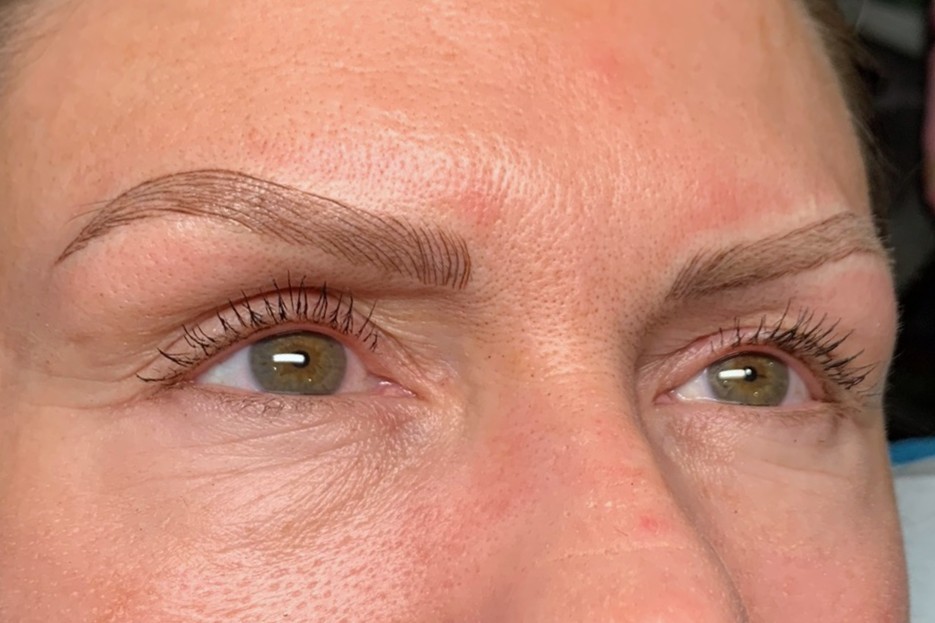 Angled view of microbladed eyebrows featuring detailed hair strokes and a natural arch for enhanced definition.