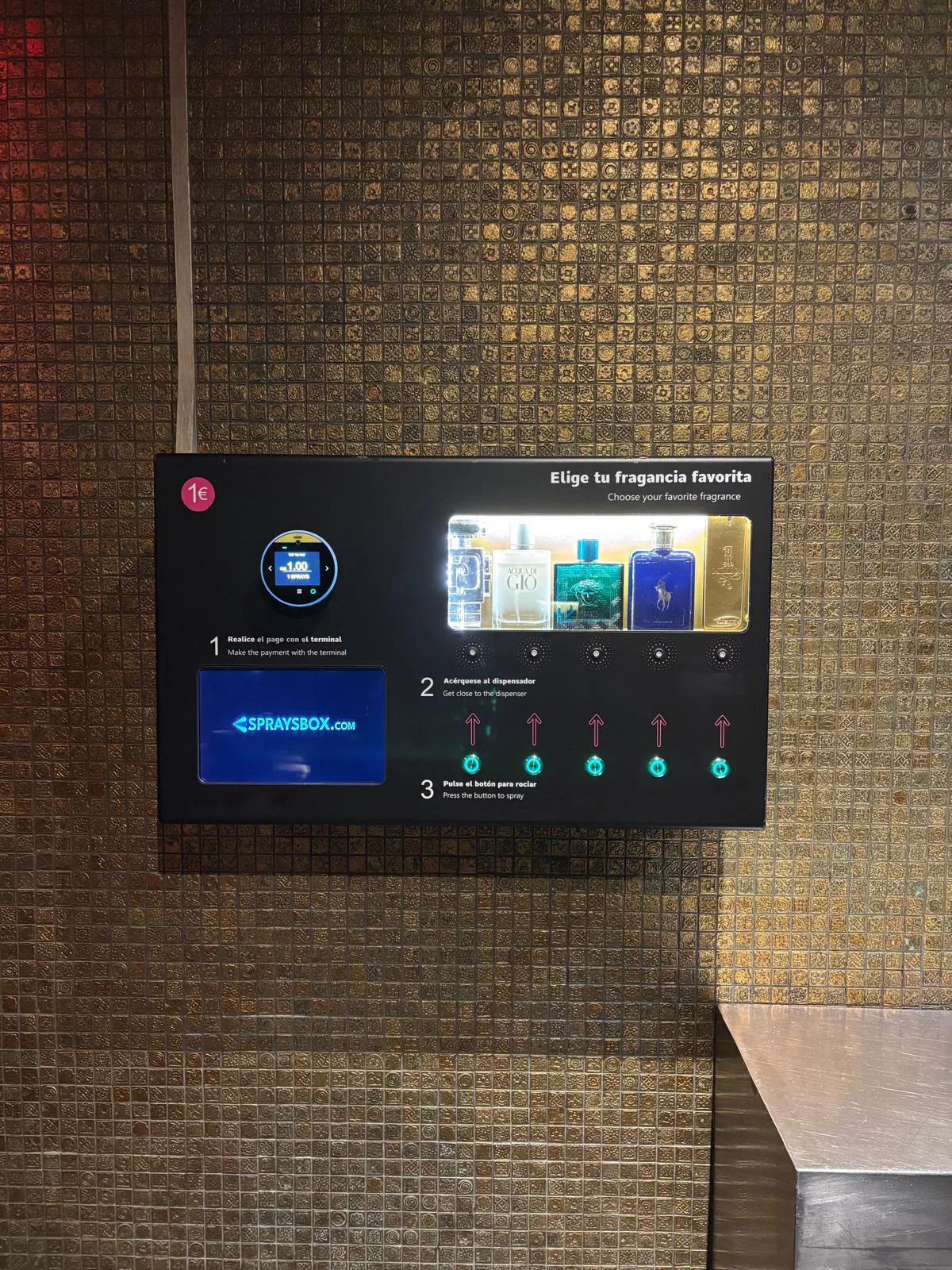 Máquina de vending de perfume SpraysBox instalada en una discoteca